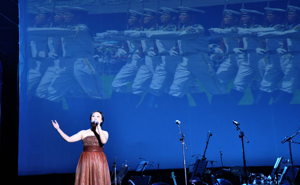 7來自蕪湖廣電的主持人獻上一曲優(yōu)美動聽的歌曲.JPG